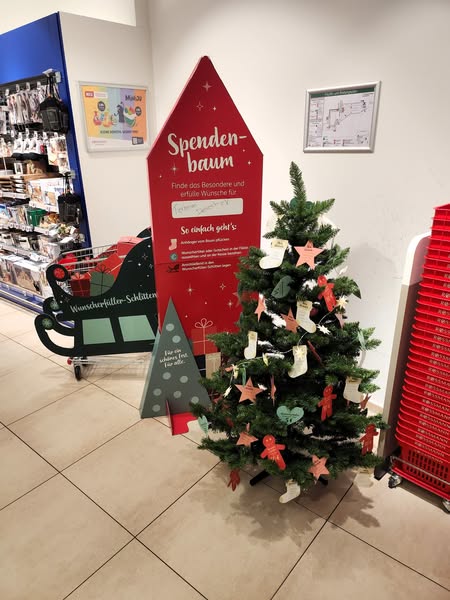 Spendenbaum im Rossmann